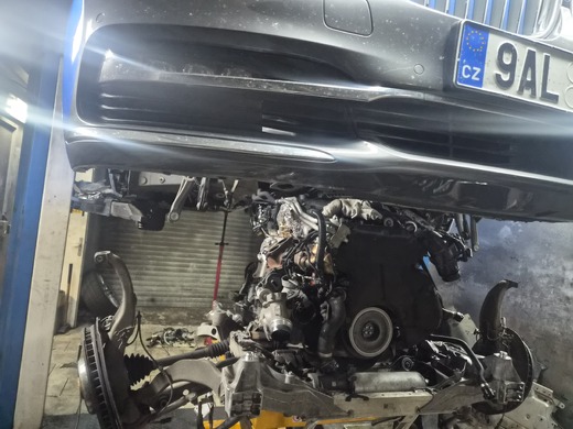 BMW G11 motor.jpg