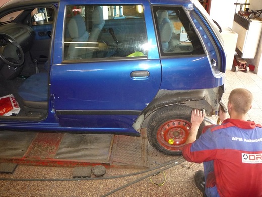 Fiat Punto-oprava po havárii (2).JPG