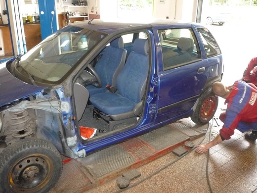 Fiat Punto-oprava po havárii (3).JPG