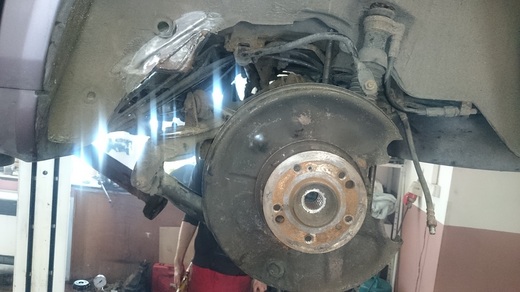Mercedes w124-úchyt nápravy.JPG